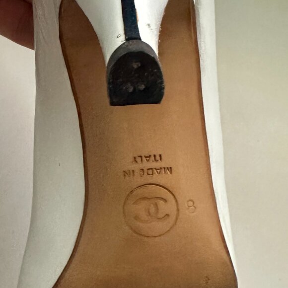 SOLD - Chanel White and Black lining Shoes US Size 8 (38) - Picture 7 of 9